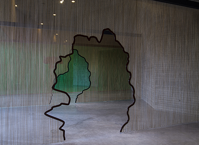  Daniel Steegmann Mangrane, 2018. Instalación con cuatro cortinas de aluminio Kriska, rieles de aluminio, marcos de acero con pintura pulverizada. Foto: Rafa Suárez.  